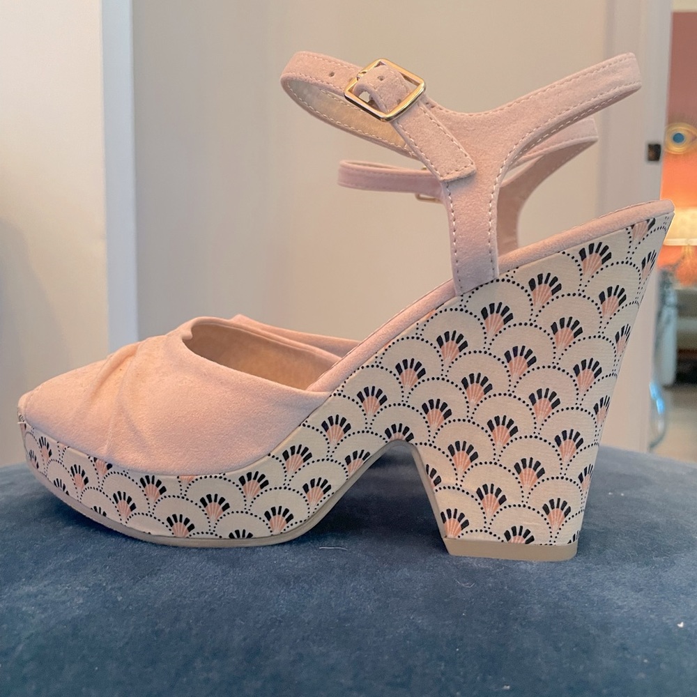 Restricted vintage style wedge platforms